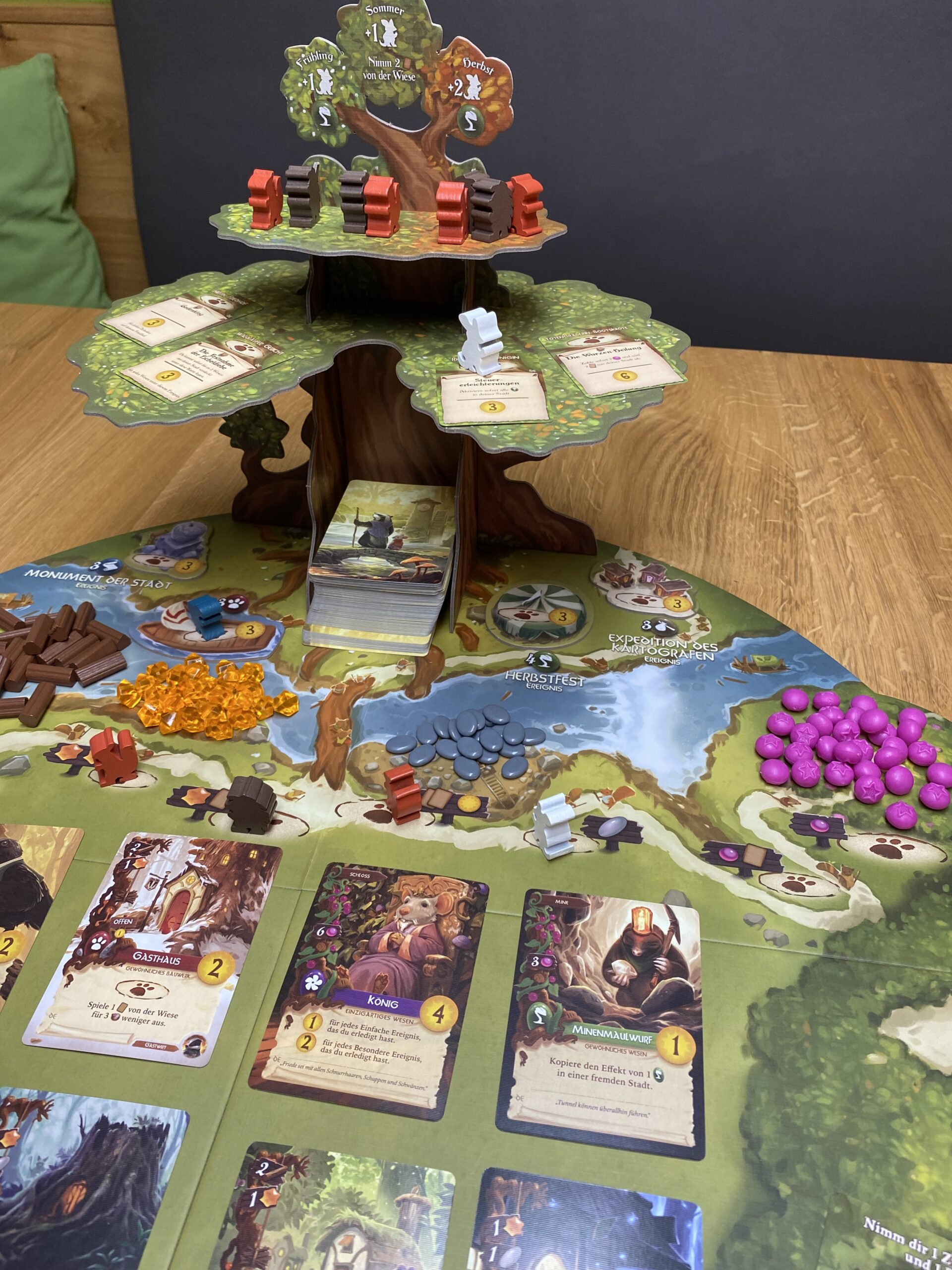 Der Immerbaum ragt hoch über das Tal von Everdell hinaus.